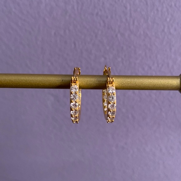 Small hoop earrings - Picture 4 of 9